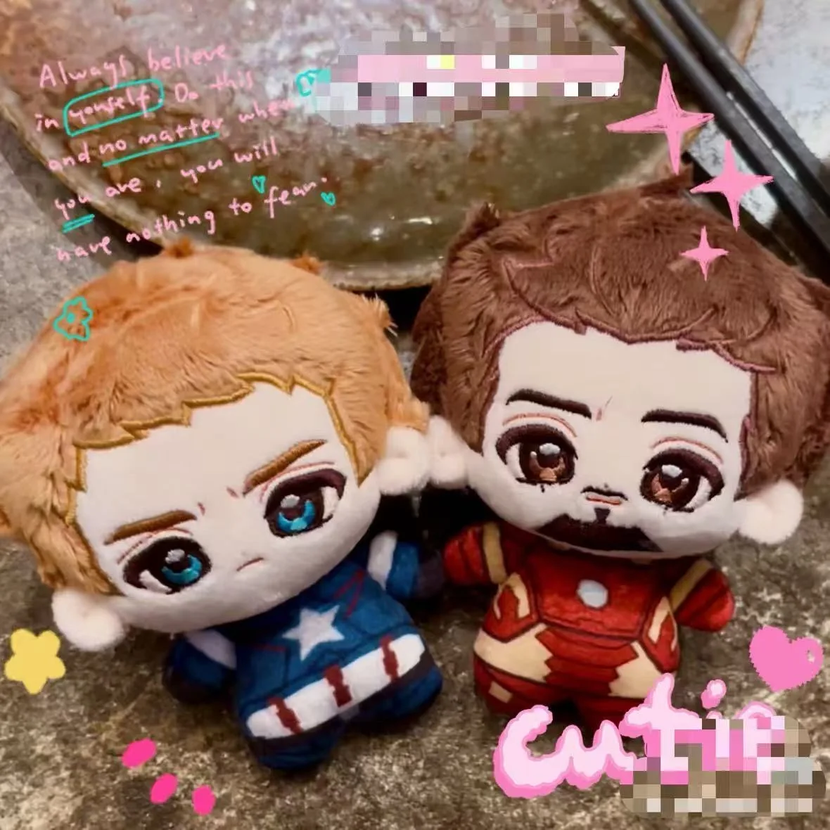 10cm Cosplay Filmfigur Tony Plüschtiere Steve Leader Plüschpuppen Rucksack Dekorative Anhänger Schlüsselanhänger Geschenke – Detail 2