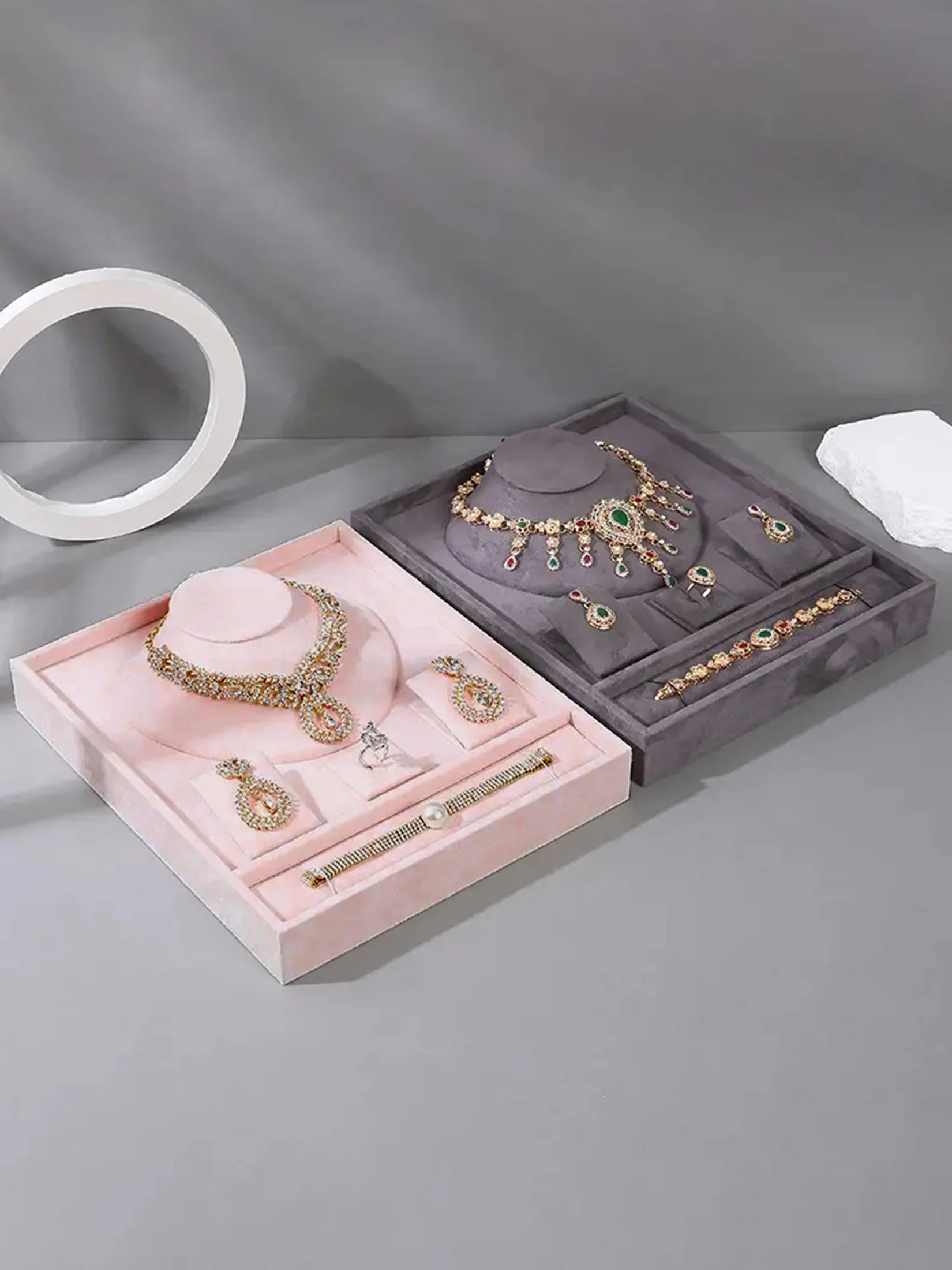 

A high-end texture jewelry tray with partitioned storage for jewelry necklaces, earrings, and exquisite display in a home jewelr