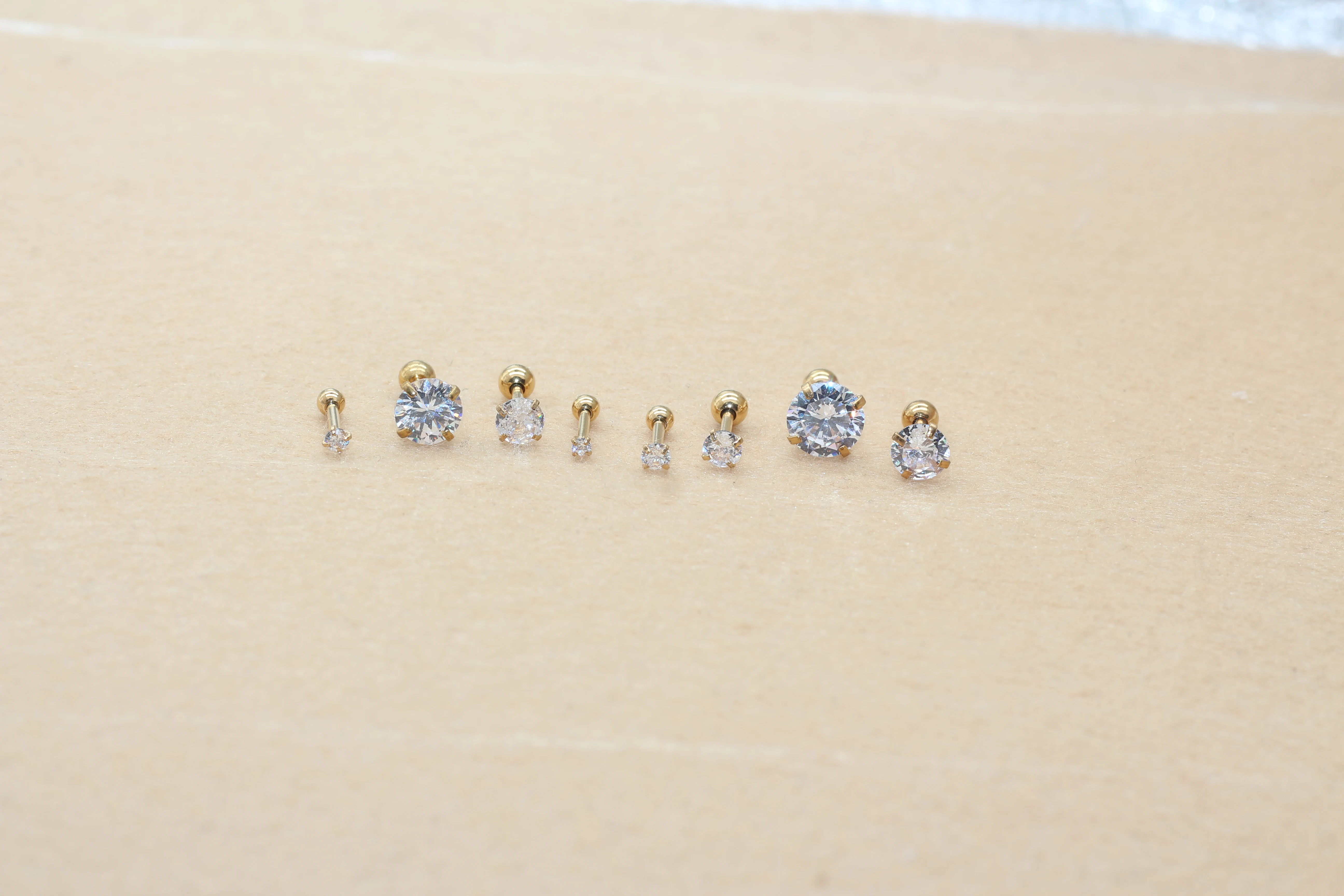 Mini-Ohrstecker aus Edelstahl mit Zirkonia, 2 mm bis 8 mm, klassischer Stil, goldfarbene IP-Beschichtung, verblasst nicht leicht, allergiefrei. – Detail 2