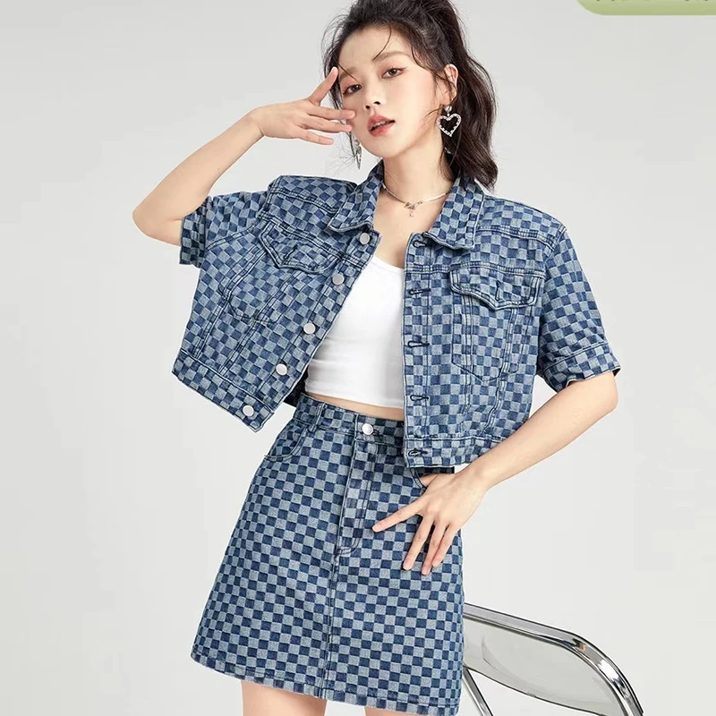 

Новая летняя короткая юбка в корейском стиле, женская повседневная универсальная джинсовая юбка с клетчатым принтом и контрастными цветами.