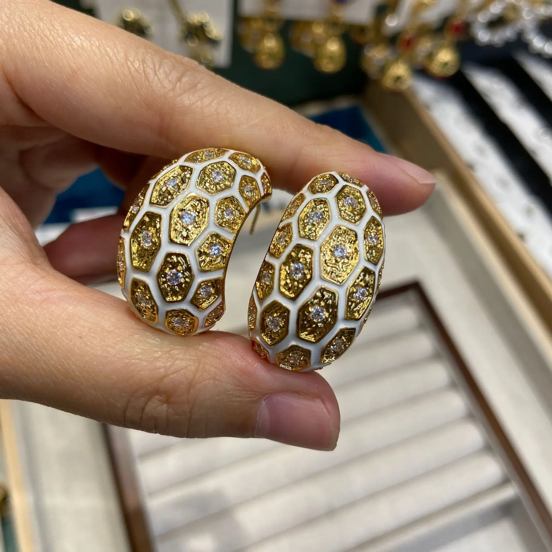 

Элегантные серьги-кольца золотого цвета, белая эмаль, многоугольные серьги C-образной формы, женские офисные женские украшения, повседневная одежда