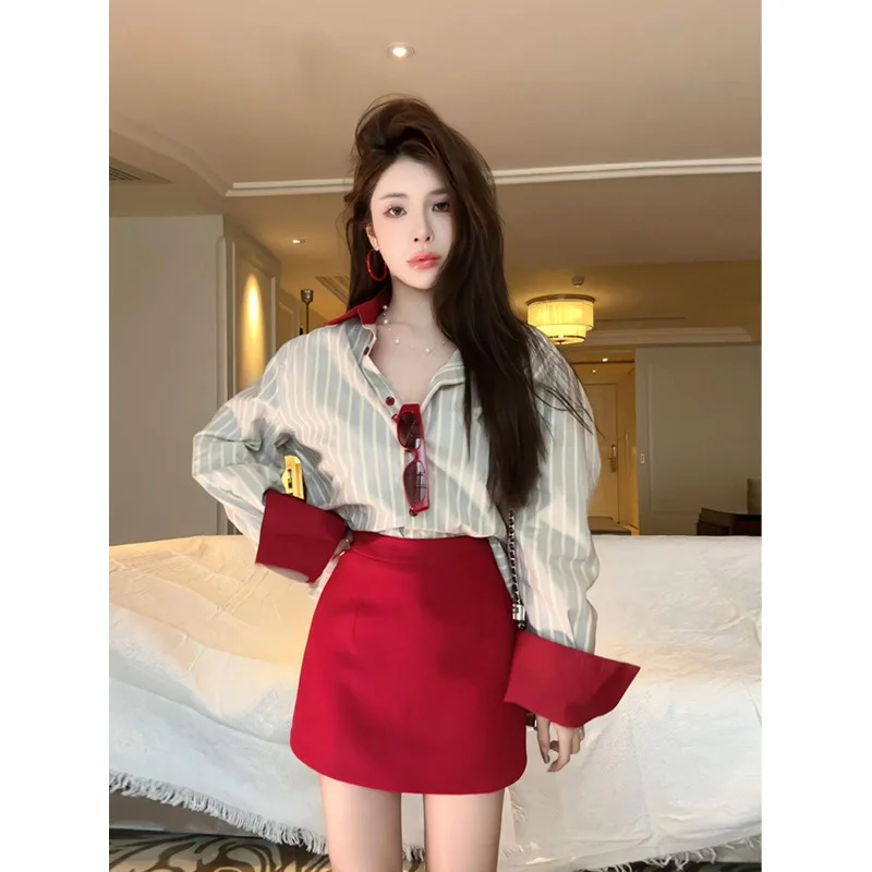 

Корейская женская рубашка с длинными рукавами в контрастную полоску и осенняя тонкая красная короткая юбка в стиле ретро для женщин, комплект из двух предметов