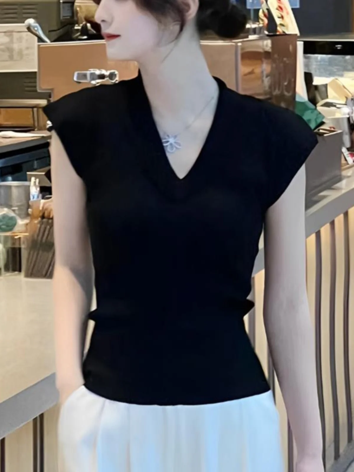 Slimming V-neck Short Sleeve T-shirt Women's Fashion Design Sense Knot Hollow out Shoulder Bore Summer New Style Top