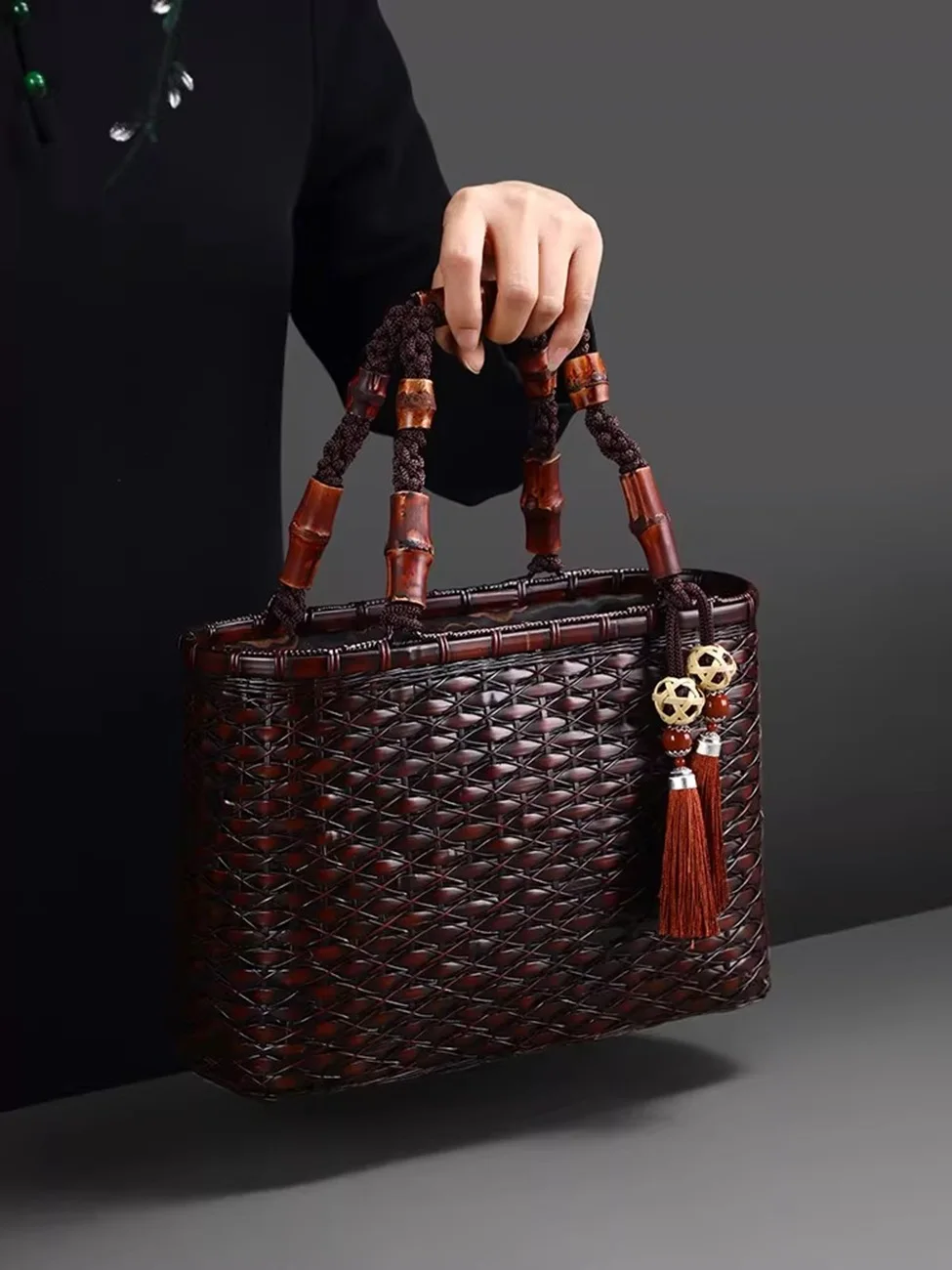 

Handwoven Bamboo Tote Bag Handcrafted Retro Portable Chinese Outdoor Carrier Bag with Lacquer Design