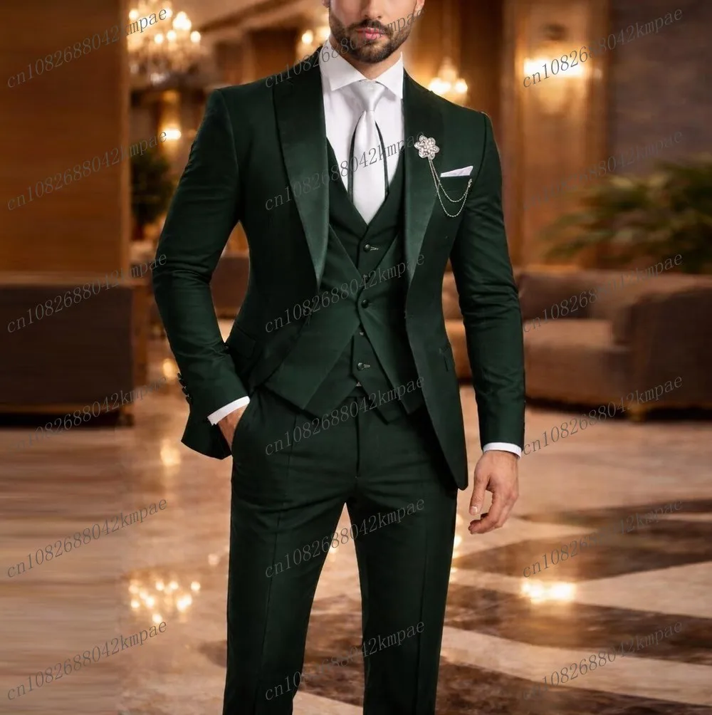 

Модный темно-зеленый мужской костюм для торжественных мероприятий: свадьбы, выпускного, деловых встреч. Трехкомпонентный комплект: пиджак, жилет, брюки.