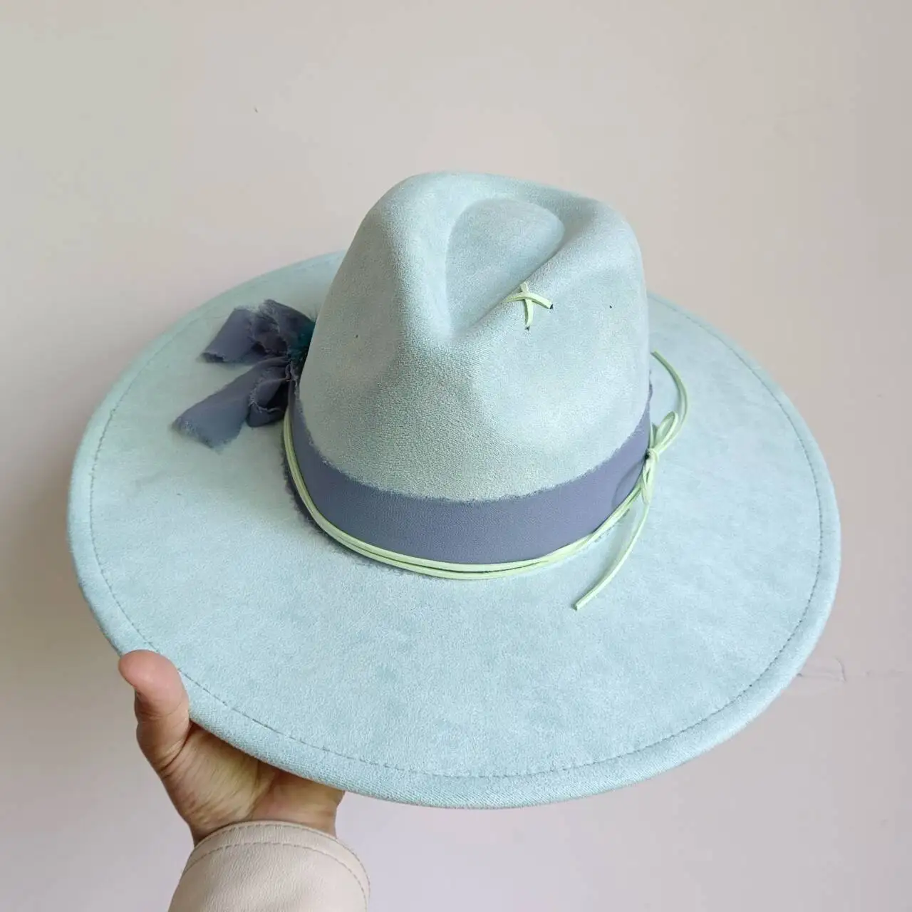 Fedora de jazz para hombre y mujer, sombrero de ala ancha de imitación de ante, accesorios de plumas de 2024 cm, color verde menta, novedad de 9,5