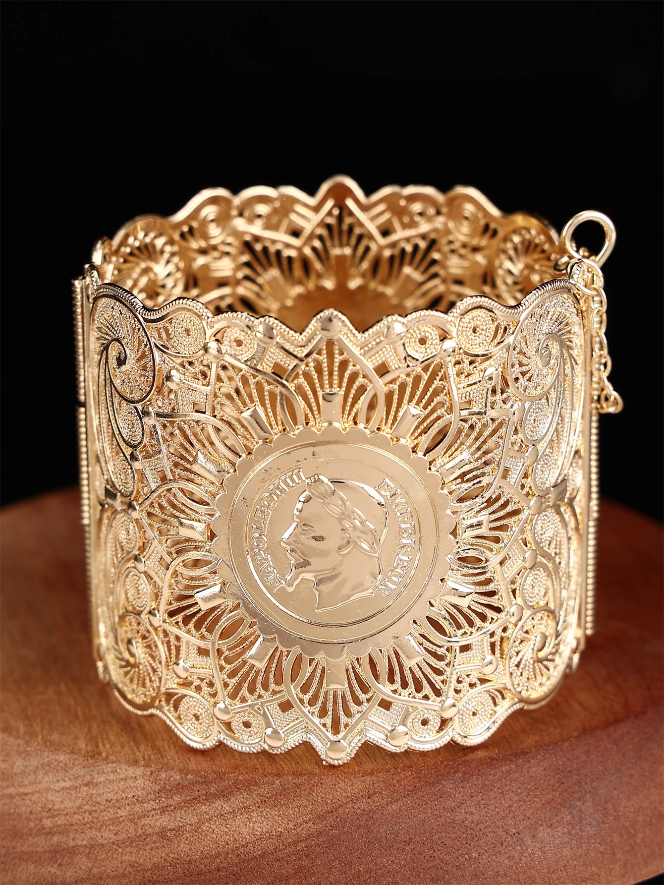 

Luxury Wide Golden Color Open Bracelet Head Sculpted Hollowed-Out Bangle Women's Wedding Jewelry Decorative Hand Jewelry