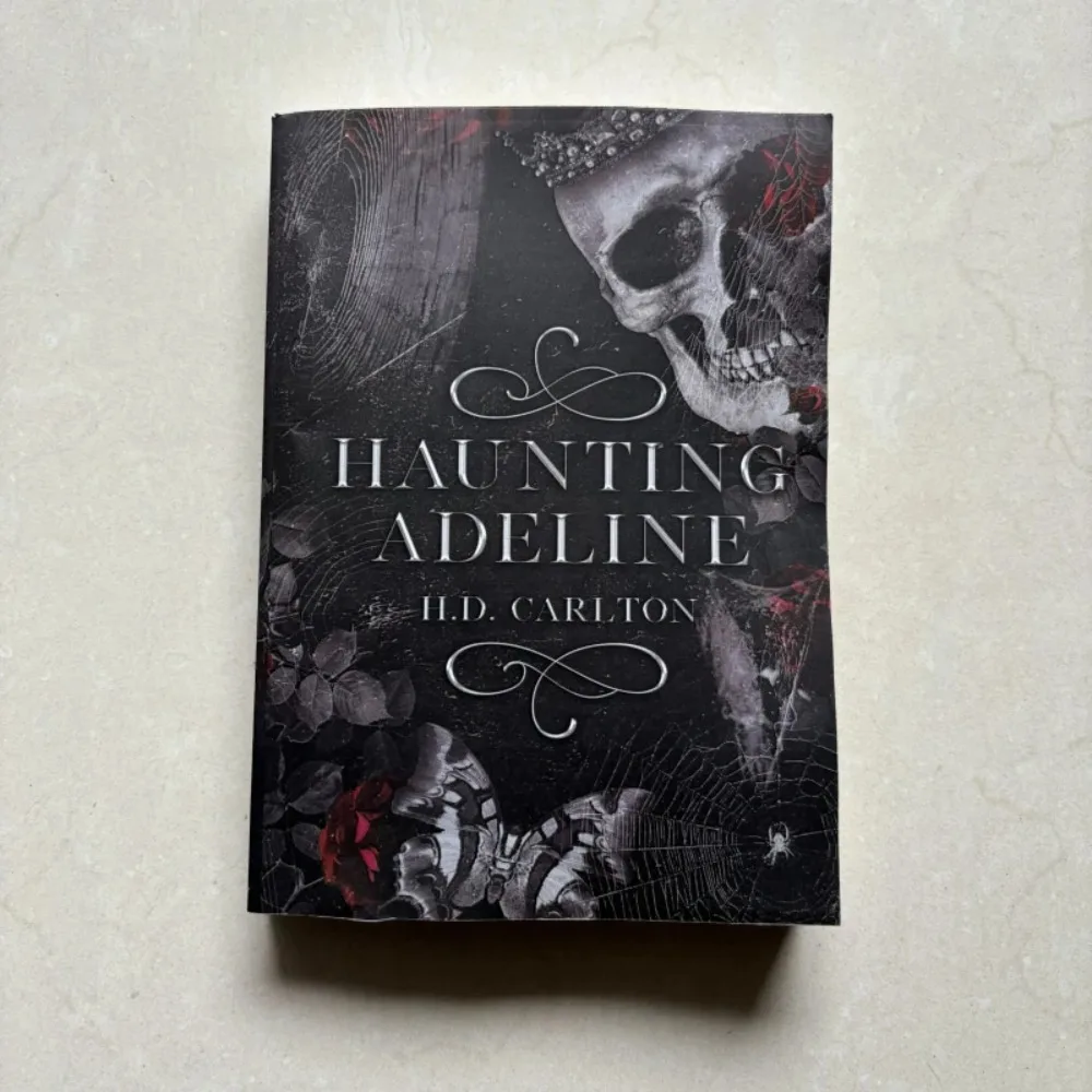مجموعة كتب من Haunting Adeline Cat and Mouse Duet بقلم H.D. Carlton Paperback باللغة الإنجليزية
