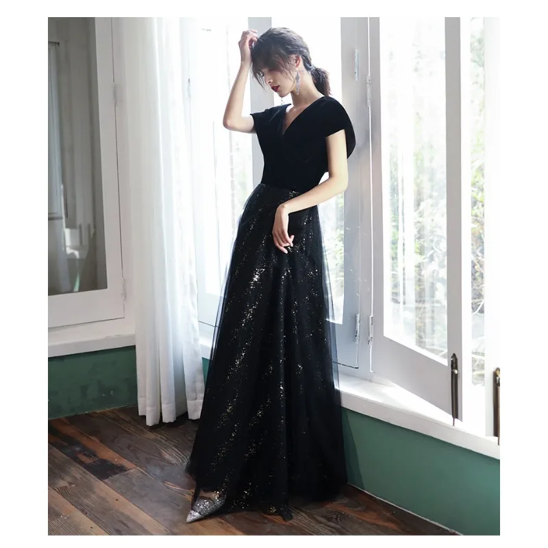فستان سهرة للتخسيس الراقية للنساء 2025 جديد أسود على شكل حرف v مخملي طويل نمط أنيق فستان مضيف الهالة الملكة
