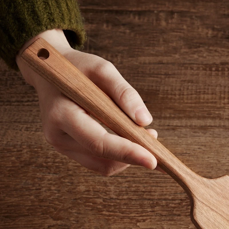 Zestaw drewnianych szpatułek i łyżek do garnków z litego drewna wiśniowego, ręcznie robione szpatułki z lakierowanej drewnianej powierzchni, odporne na wysokie temperatury szpatułki do gotowania.