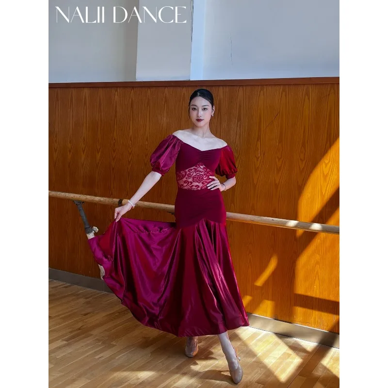 Spersonalizowany strój do tańca nowoczesnego, strój treningowy, kostium sceniczny, czarno-czerwono-niebieski, koronkowy top z bufiastymi rękawami, spódnica z fiszbinami.