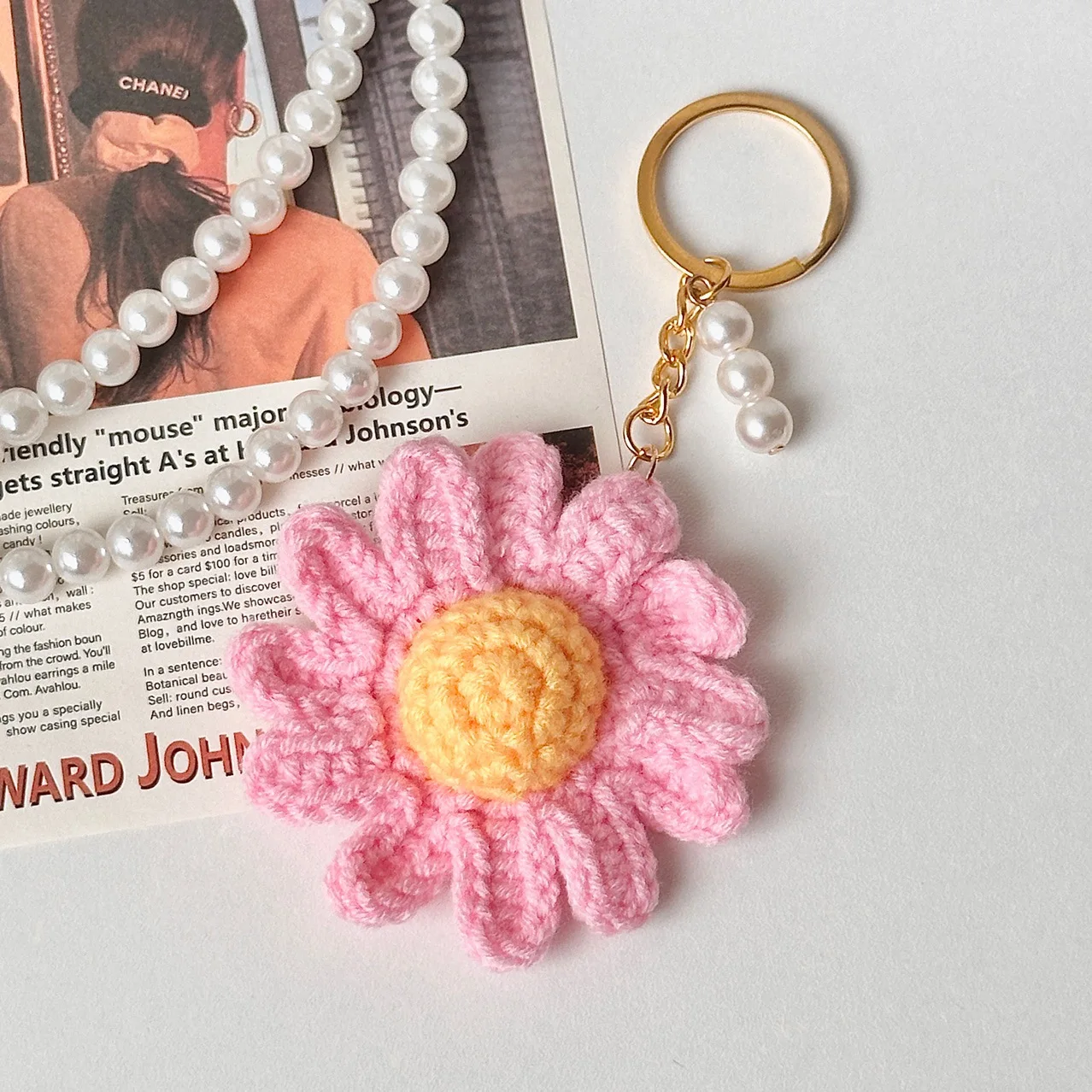 قلادة زهرة الأقحوان المصنوعة يدويًا من الكروشيه لحقيبة اليد، منتجات نهائية من الكروشيه، سلاسل مفاتيح على شكل زهرة محبوكة، إكسسوارات كروشيه