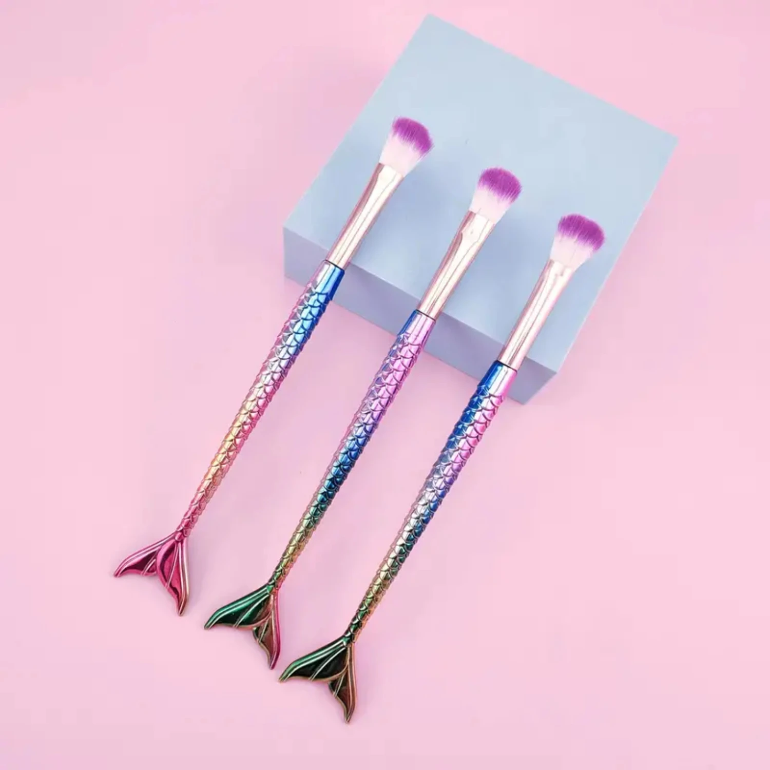 다채로운 인어 피쉬테일 메이크업 브러쉬 - 뷰티 메이크업을 위한 전문 아이섀도 브러쉬