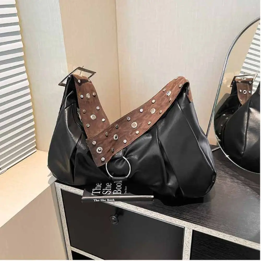 

Сумка через плечо из искусственной кожи с широким ремешком и заклепками в стиле ретро, американский стиль, модный дизайн, сумка в стиле локомотив, сумка подмышки в корейском стиле