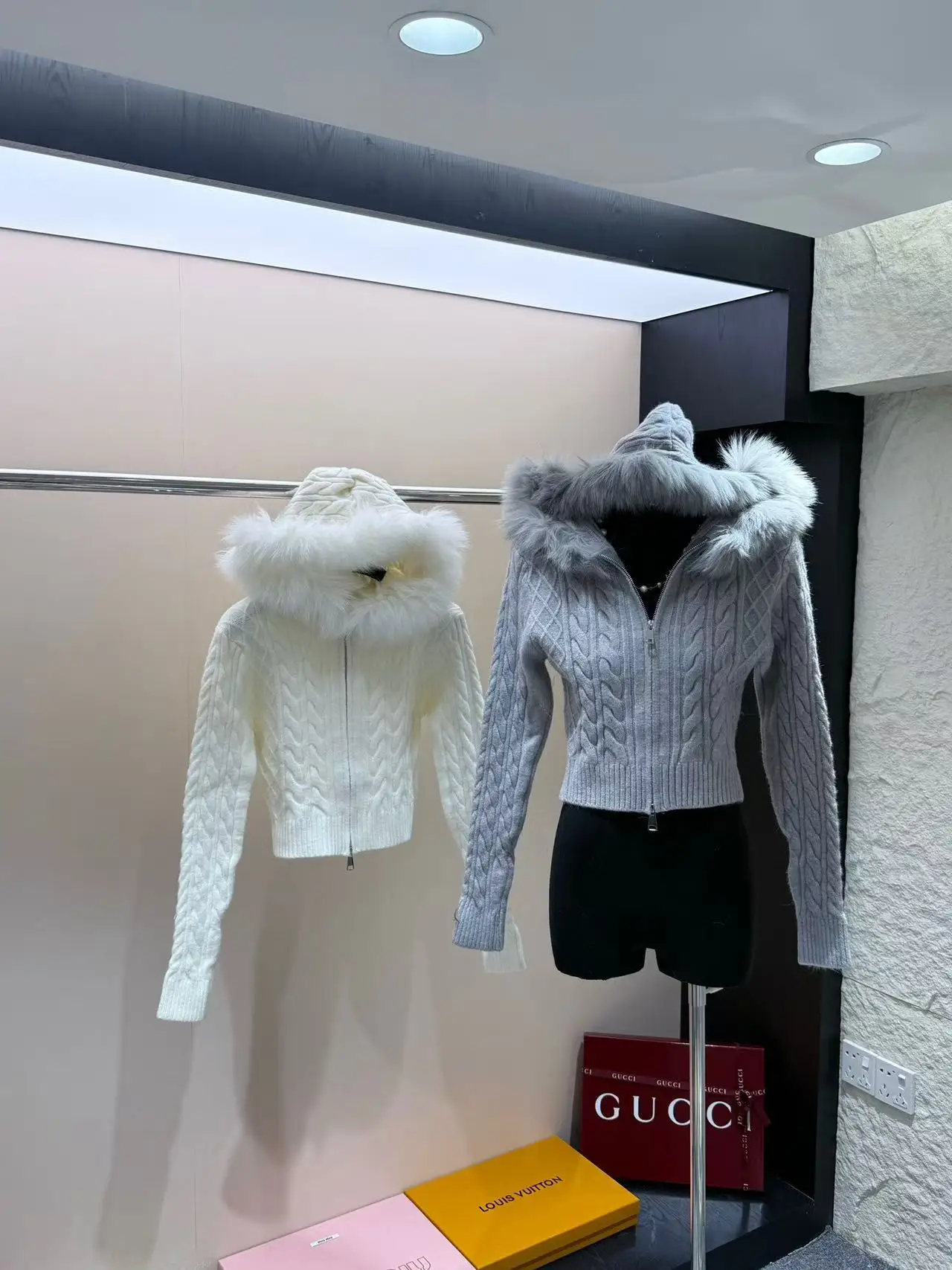 

Облегающий вязаный кардиган для женщин, женский свитер с капюшоном из натурального лисьего меха, пальто 2025 года, новый осенне-зимний поворотный свитер, женский новый C152