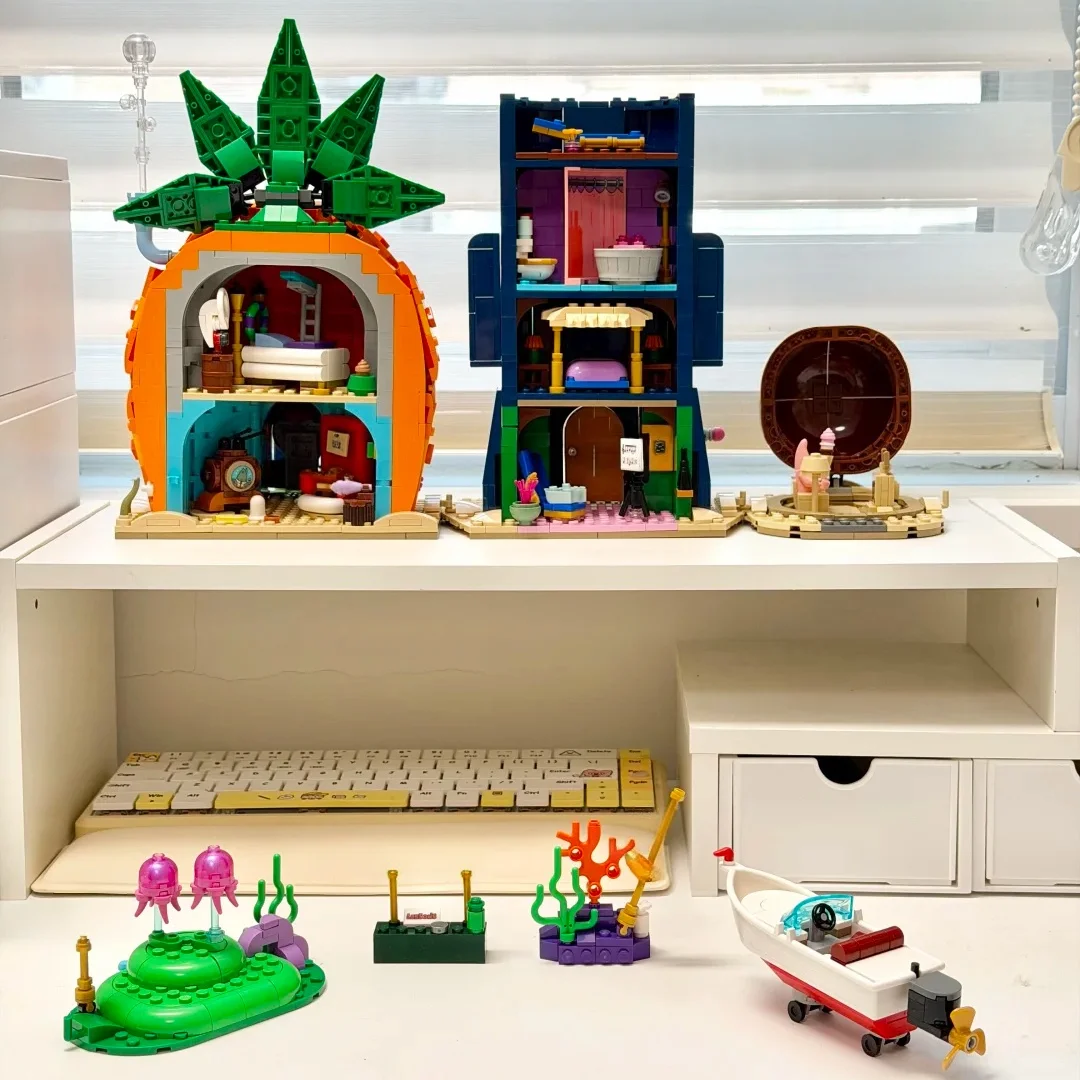 2026 New 1794pcs Underwater Town Scene Pineapple Stone House Blue Multilayer Apartment House Building Blocks Toy Christmas Gifts