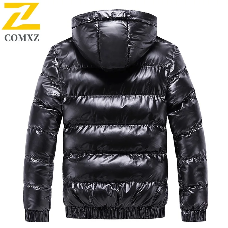 سترة مبطنة للرجال بغطاء للرأس من COMXZ للتزلج في الهواء الطلق سترة سميكة دافئة لامعة للسفر معطف شتوي خفيف الوزن للرجال