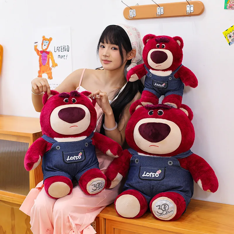 ตุ๊กตาหมีสตรอว์เบอร์รี่ใหม่ ขนาด 30/40/55 ซม. สวมชุดเอี๊ยม น่ารัก ตกแต่งโต๊ะทำงาน ของขวัญสำหรับแฟนสาว