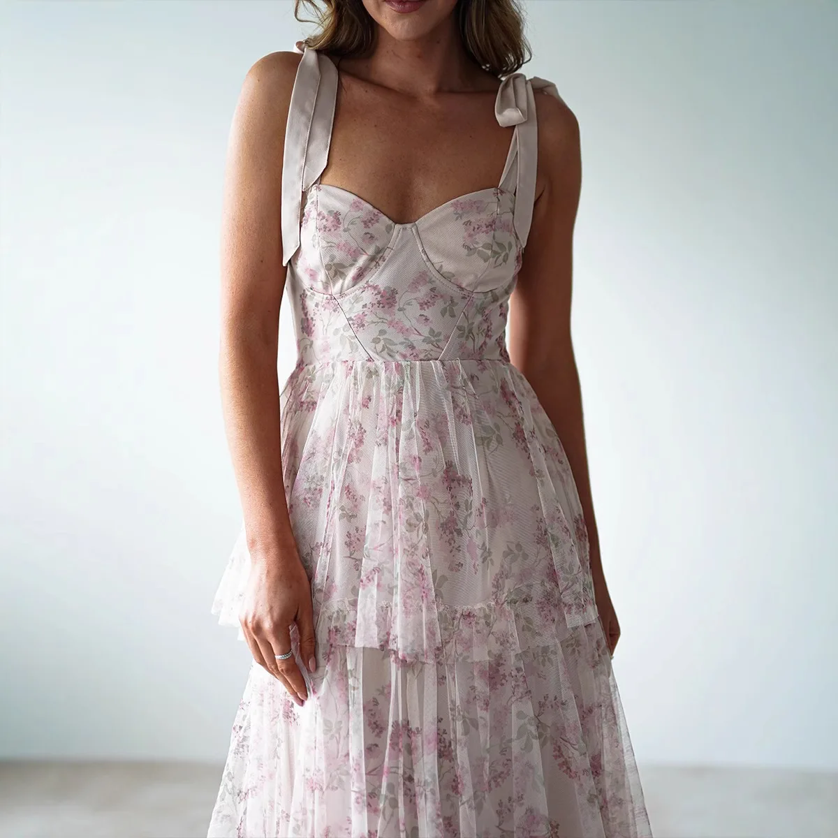 Elegantes, herzförmiges, langes Kleid mit Spaghettiträgern, Blumenmuster und frischem Kuchenmuster in Rosa