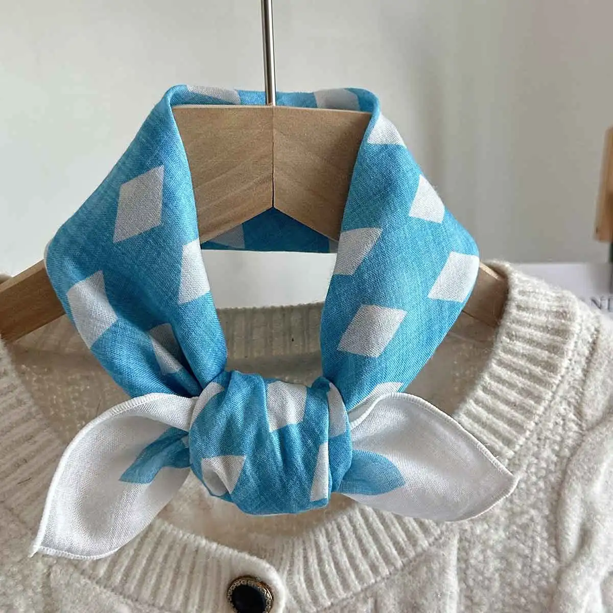 Neuer Frühlings- und Sommerstil: Kleiner Seidenschal für Damen, hautfreundlich und bequem, Bohemianer-Kleinschal, Kopftuch, vielseitiger europäischer und amerikanischer Schal mit Blumenmuster, Halstuch, Haarband. – Detail 7