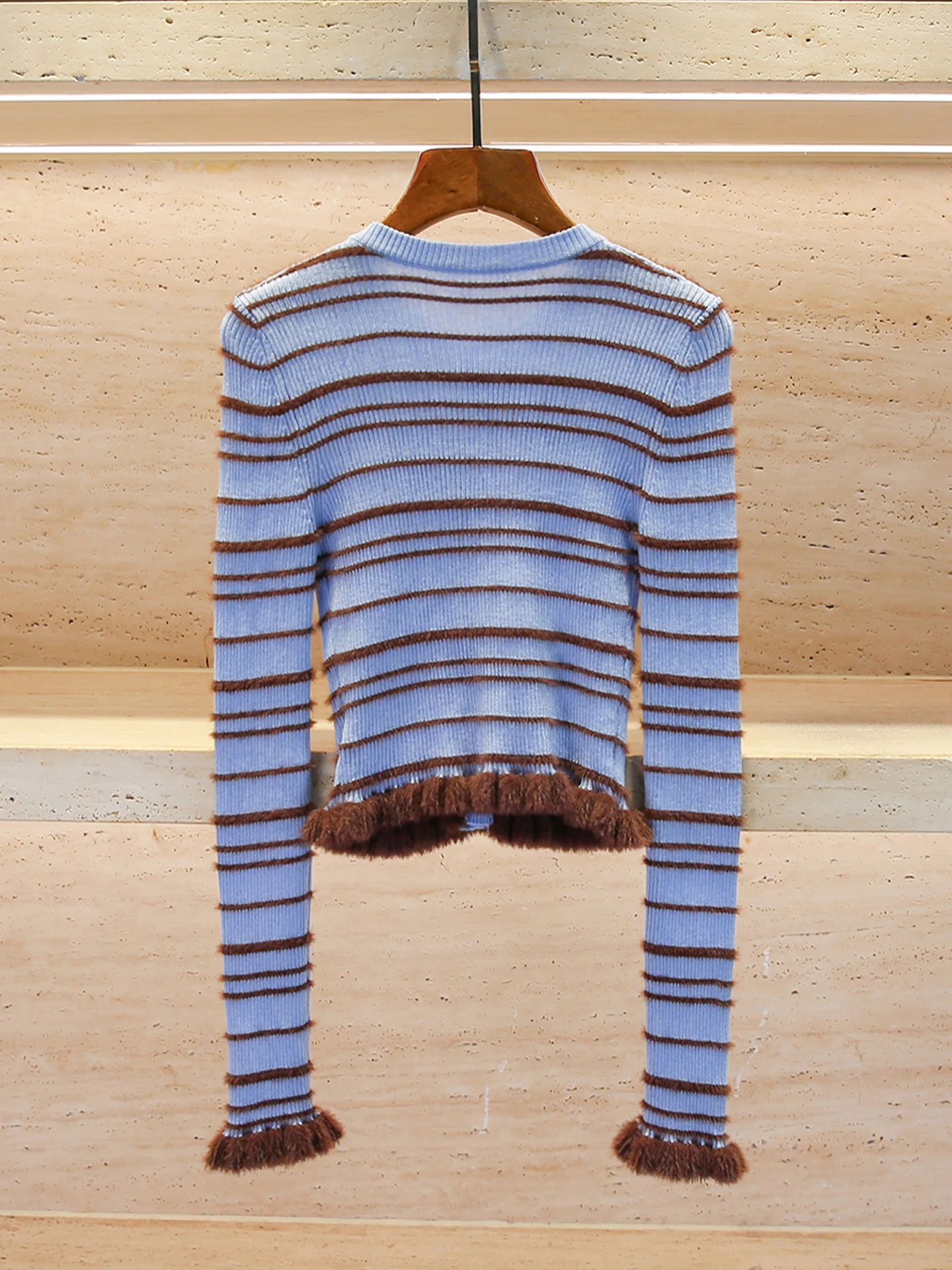 

Высококачественный женский вязаный кардиган в полоску со страусиными перьями и мягким пригородным рукавом для осенне-зимнего сезона