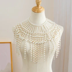 Collana di scialle di perle in bianco e nero di moda europea americana collana di abbigliamento multistrato catena di gioielli per abiti da sposa con catena per il corpo