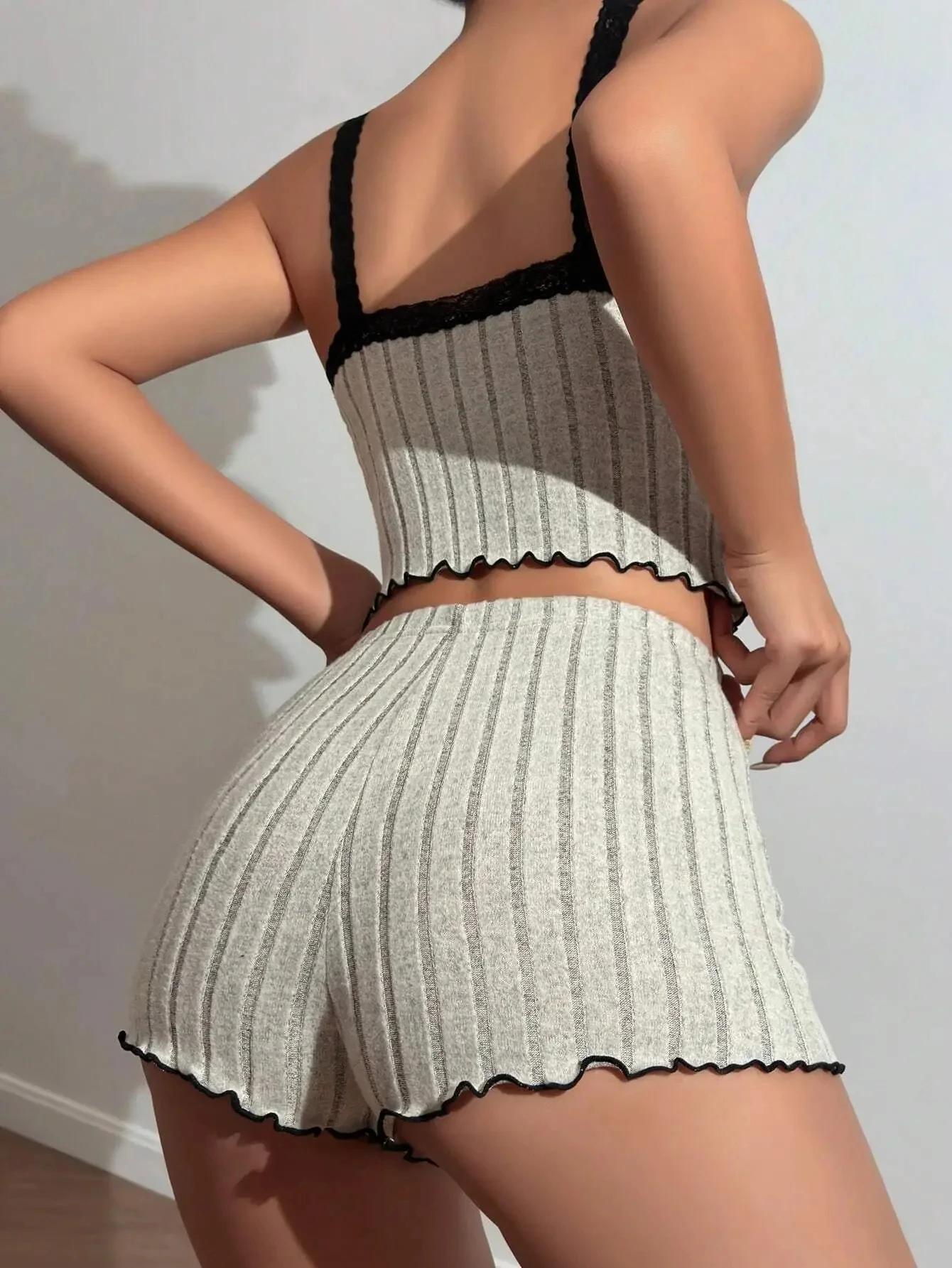 Sommer Neues Damen-Pyjama-Set aus geripptem Strick, Spitzenbesatz, Schleife, Cami, bauchfreies Top, Salatsaum, Shorts, Loungewear, Nachtwäsche, niedlich, weich, 2-teilig – Detail 8