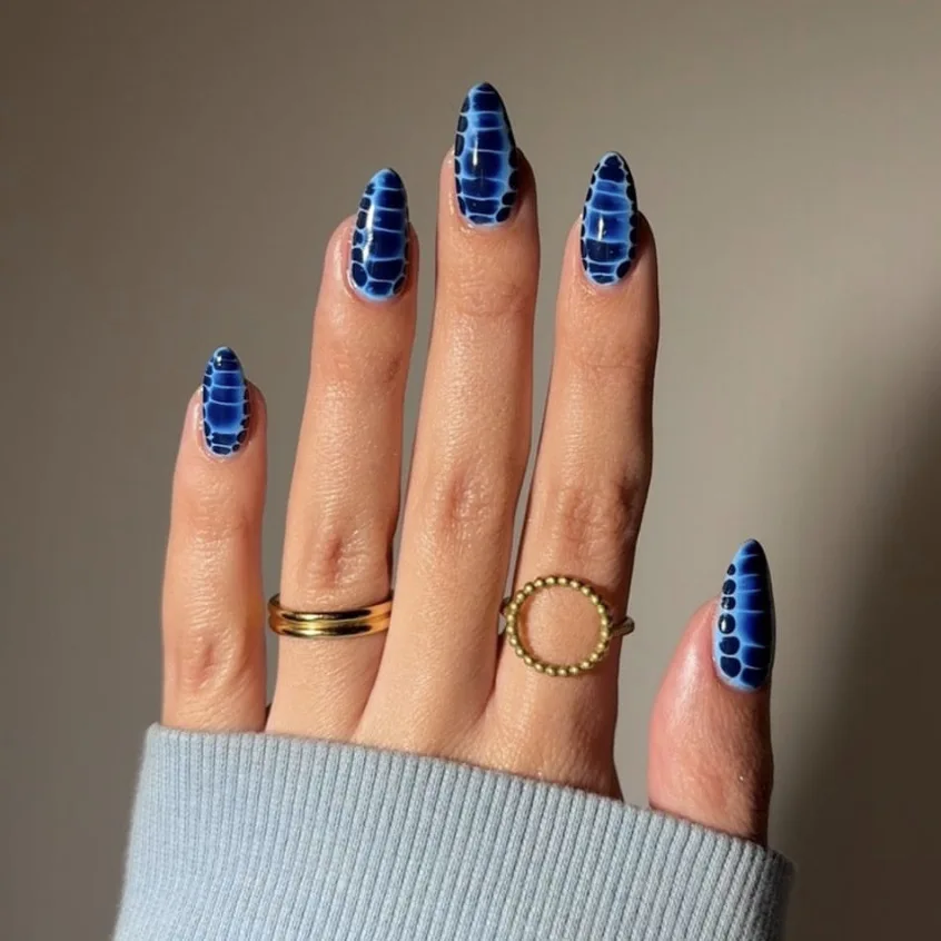 

24PCS Matte Dark Blue Snake Pattern False Nails Almond Shape Press on Nails Cool and Sexy Textured Personalized Fake Nails Uñas