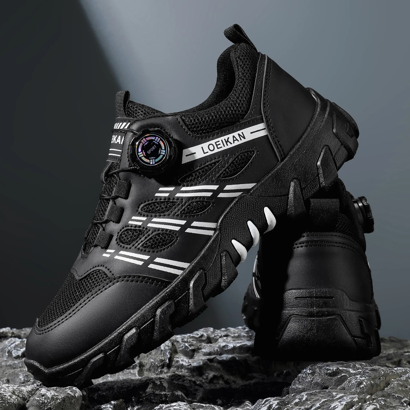

Men's all-season outdoor casual hiking shoes, comfortable and breathable, featuring a twist buckle design.