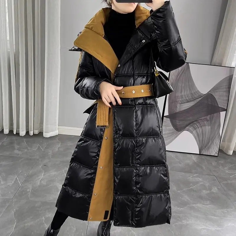 سترة سوداء لامعة للنساء تصميم شتوي جديد فضفاض ورقيق متوسط وطويل سميك معطف مزاجه التنقل