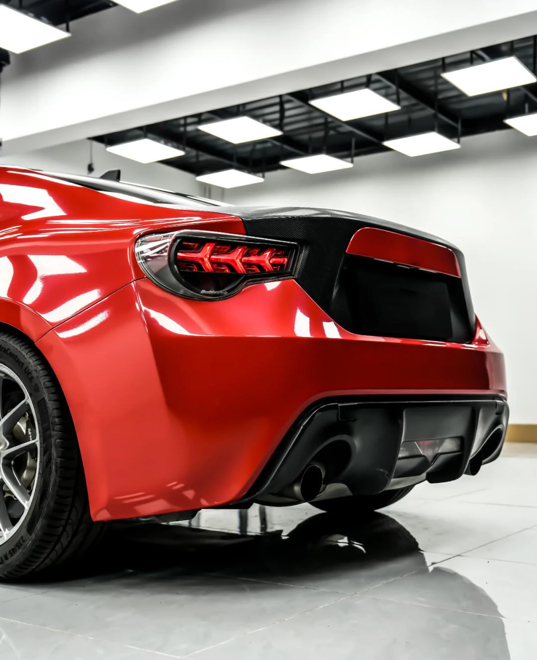 自己修復性のある赤色の光沢のあるメタリックPVCカービニールラップロール、車両ラッピングフィルムカラーPPF（車体全体用）