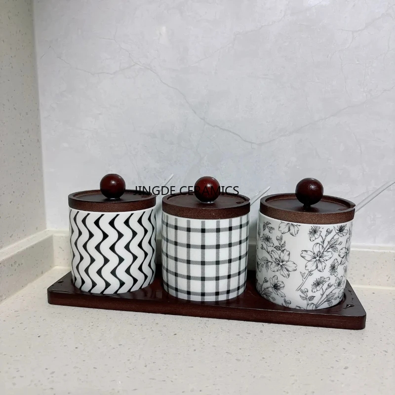 

1pc Kitchen Ceramic Seasoning Box Salt Shaker Seasoning Jar with Lid Wooden Lid with A Spoon Kitchen Utensils Seasoning Tools
