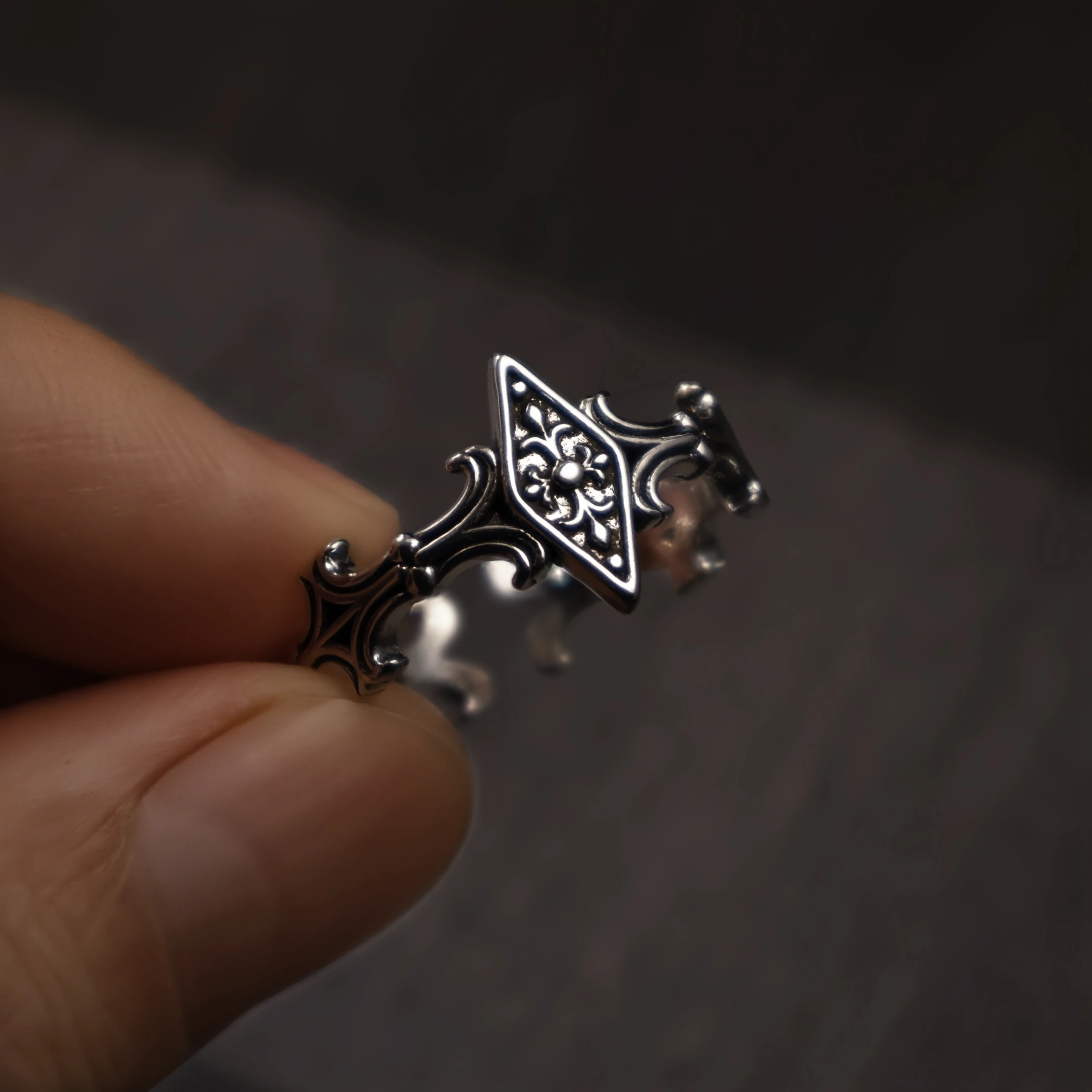 Retro Iris Kreuz Rhombus Verstellbarer Offener Ring für Männer Versilbertes Messing Gothic Punk Edgy Schmuck Unisex Accessoires Cooles Geschenk – Detail 3