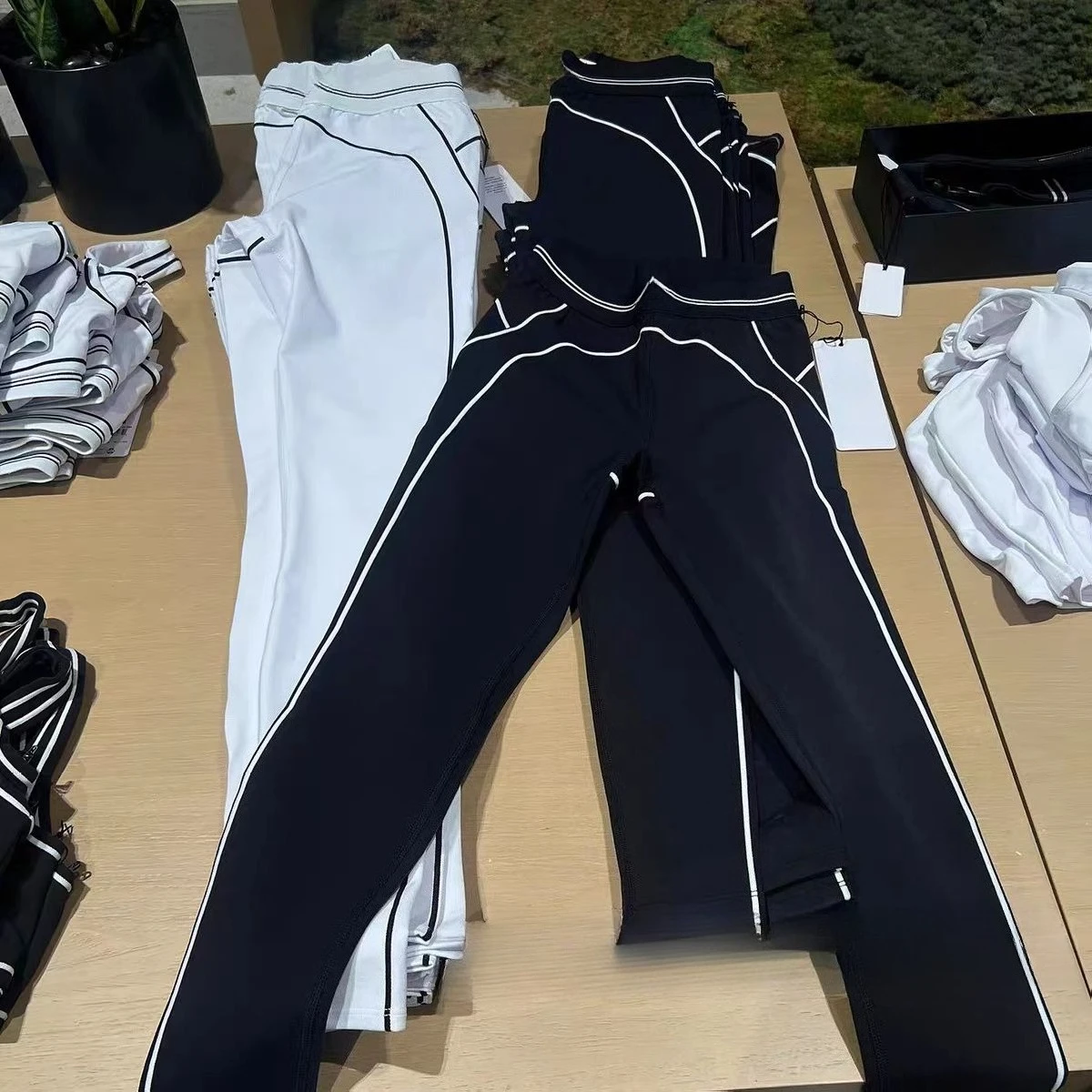 

lo Yoga Women Set Fitness Outfit Breathable Wicking Stretchy Lightweight Two-PieceFitness Running Set Heart Throb Legging