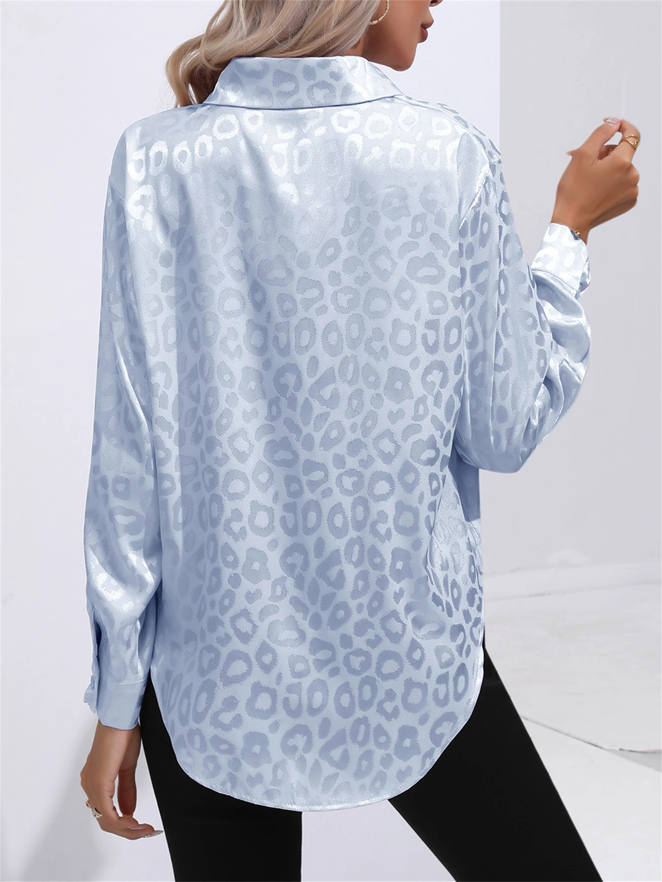 Elegante camicia leopardata a maniche lunghe con bottoni sul davanti con colletto a risvolto per camicetta in raso da donna