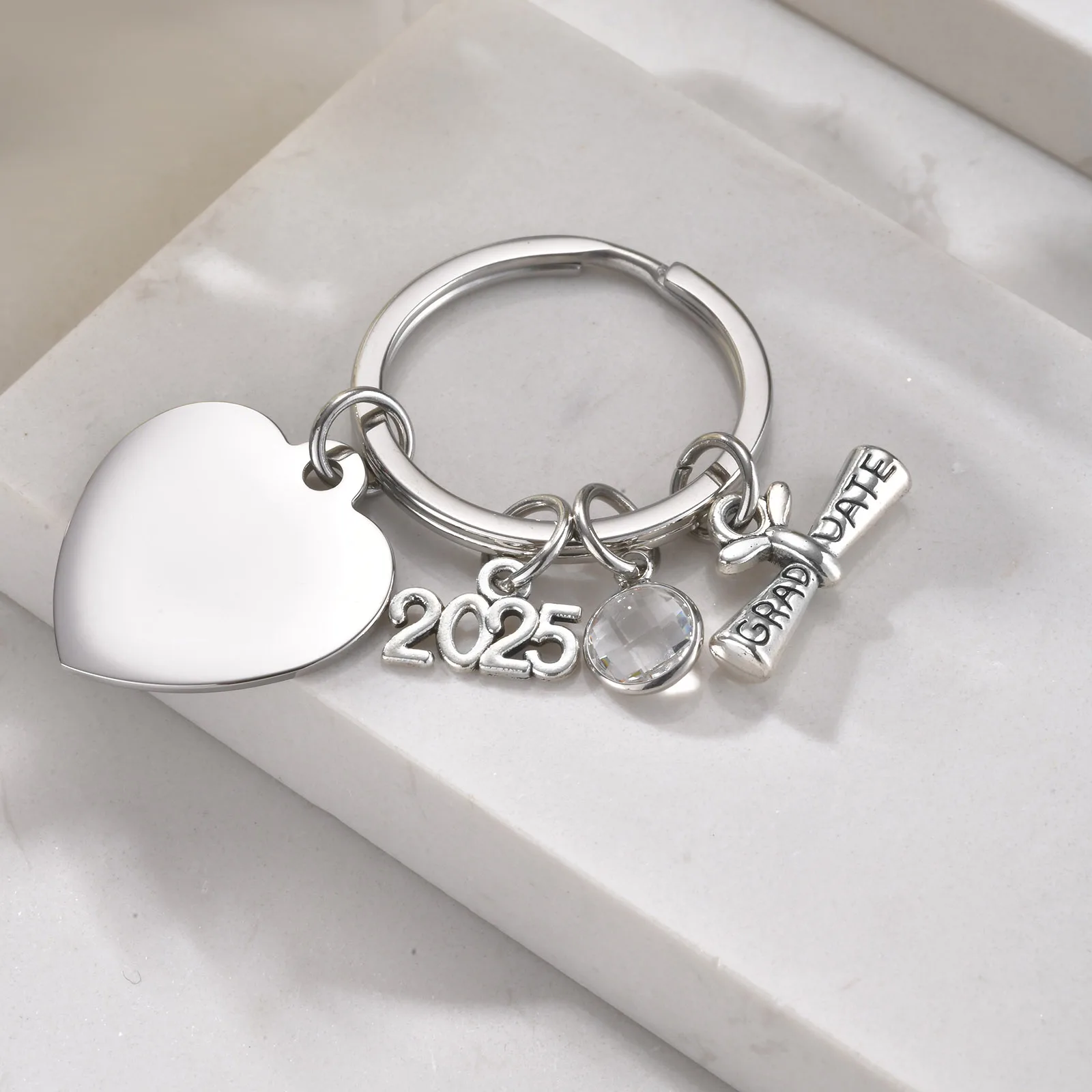 2025 卒業シーズン ステンレススチール ハート キーホルダー 卒業ギフト 女性 男性 パーソナライズされたカスタムテキスト名キーホルダー