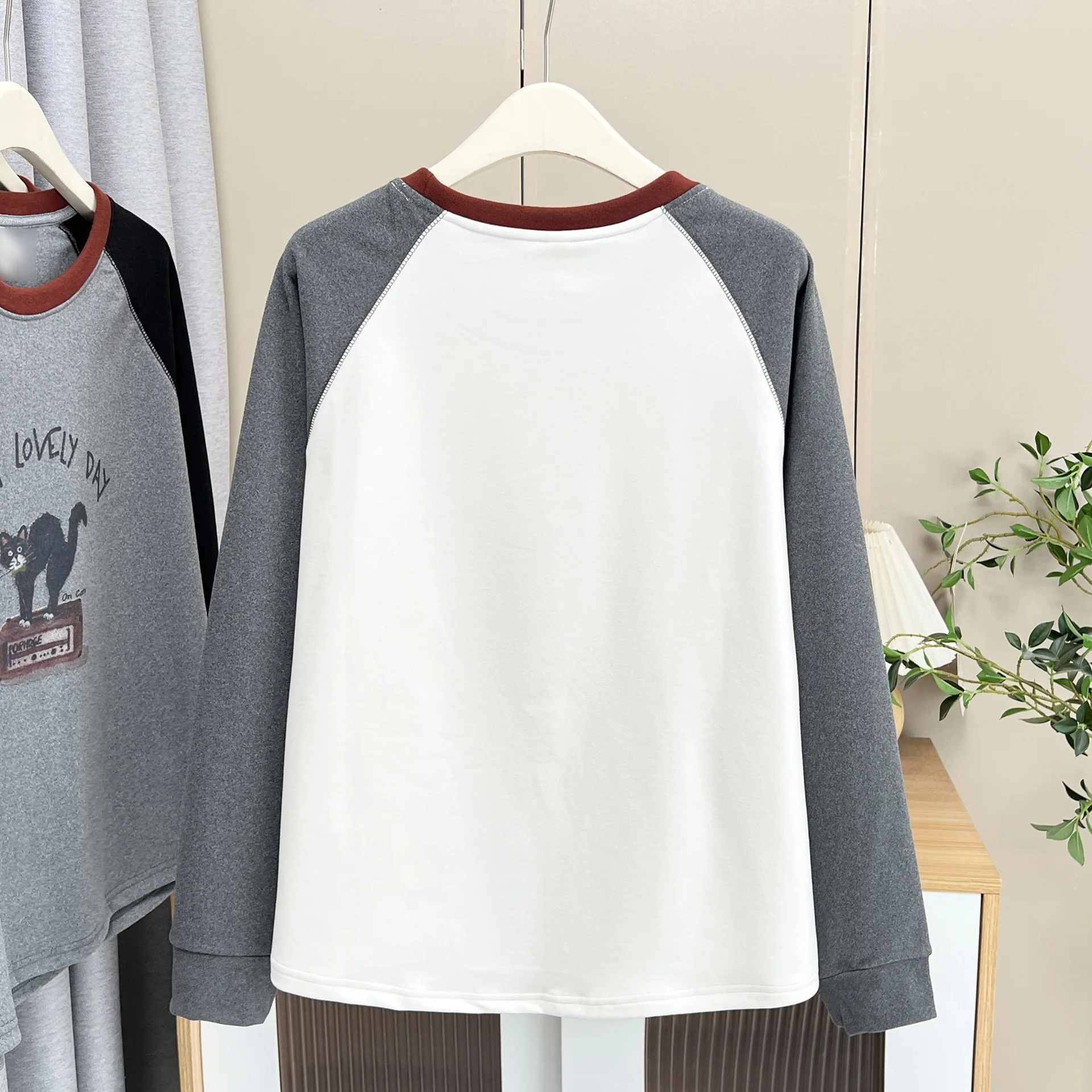 XXXXL موضة حجم كبير تي شيرت نسائي 2025 خريف/شتاء شبابي غير رسمي كتلة الألوان مطبوعة دي المخملية القمم الدافئة 7052