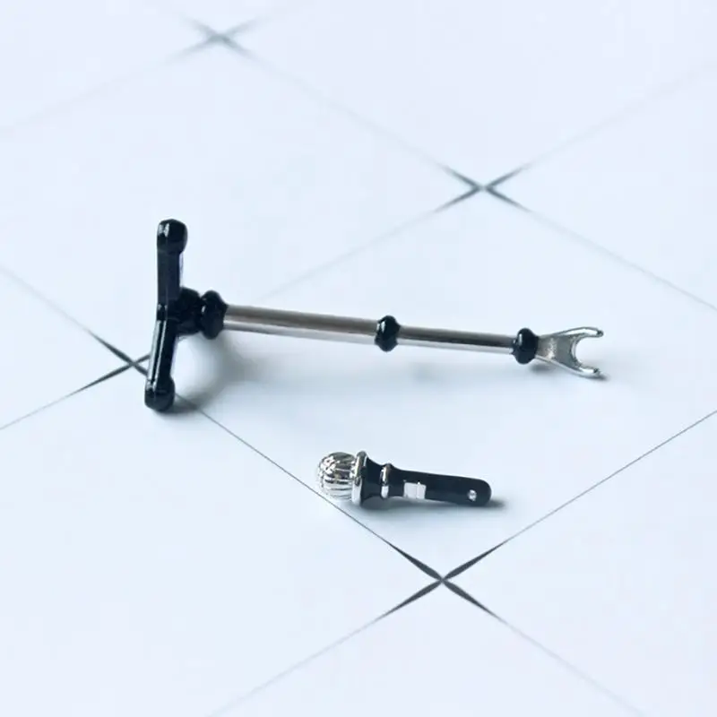 1 pièce Décoration de maison de poupée 1/12 Accessoires de maison de poupée Miniatures Simulation Mini Microphone en alliage avec support Modèle jouet