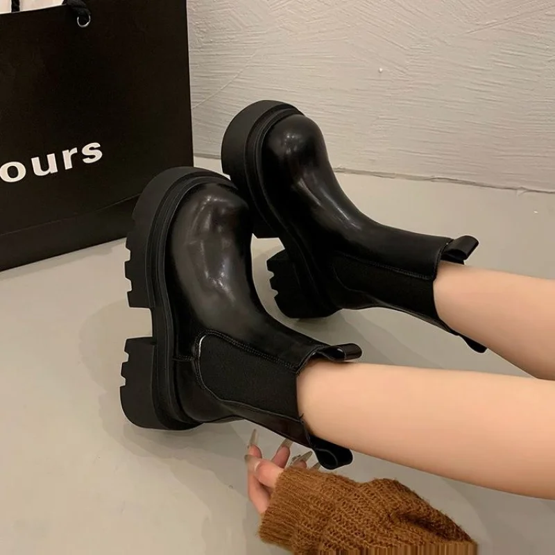 

2025 Winter New Women's Minimalist Classic British-Style Niche Viral Fashion Ankle Boots with Thick Sole, Low-Cut&Biker-Inspired