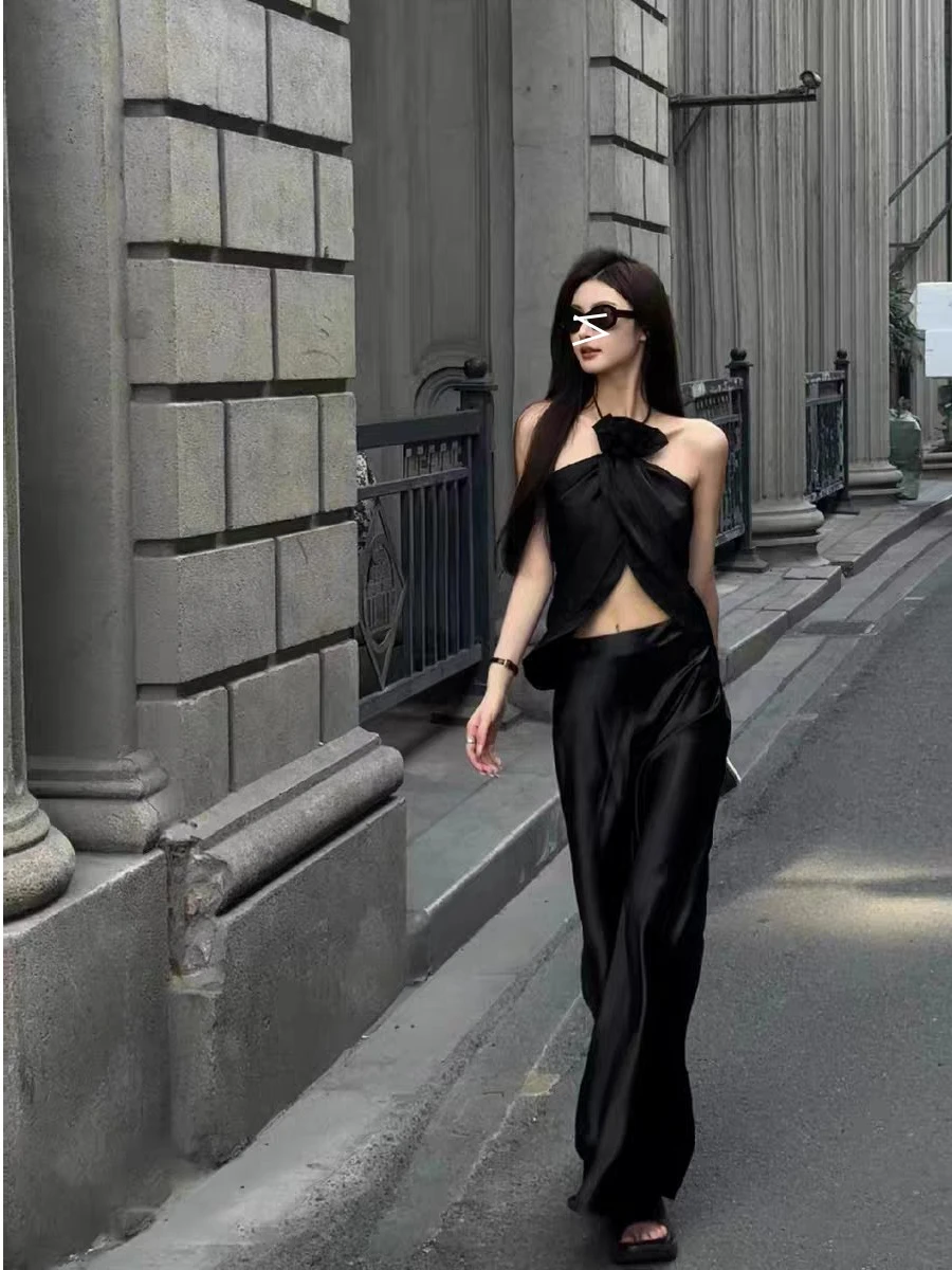 

Сексуальный комплект: топ-жилет с плиссировкой и цветочным принтом, с открытой спиной и бретелями, и облегающие брюки с низкой талией и длинным шлейфом.