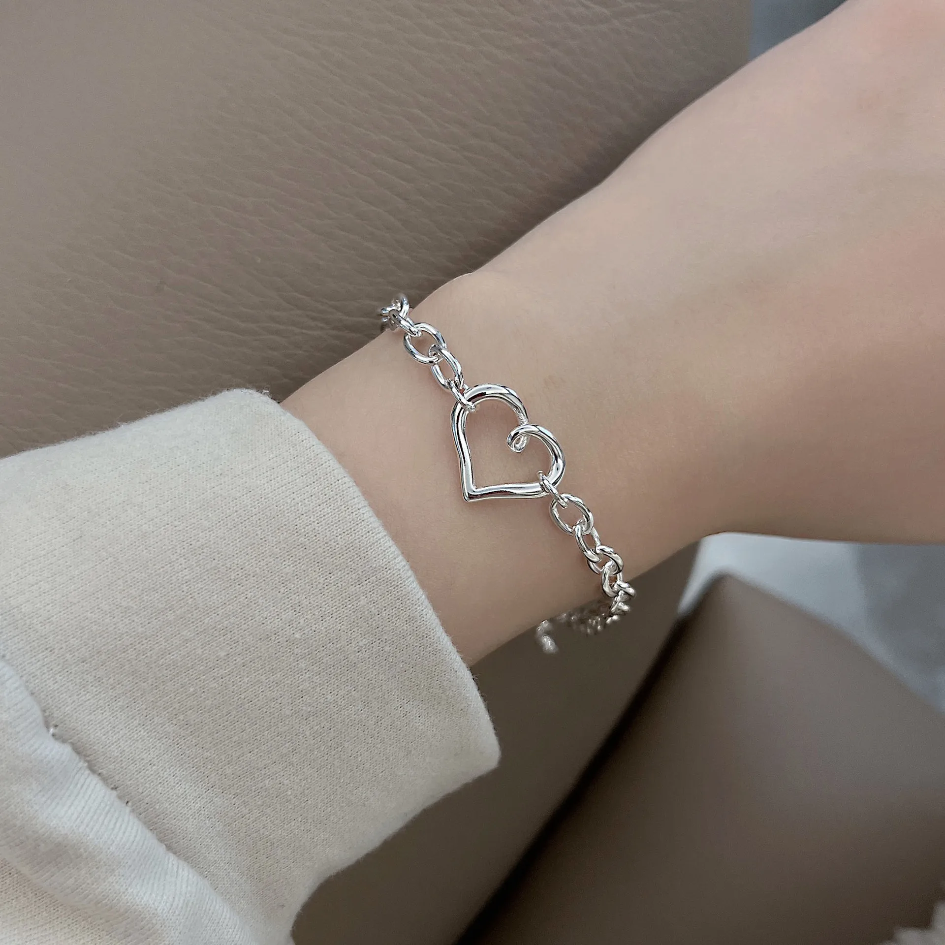 1 pulsera de plata de ley S con diseño de corazón hueco simple, diseño de nicho, joyería versátil para mujer, accesorios de moda elegantes de color beige claro, hipoalergénicos y amigables con la piel, regalo para el Día de la Madre/boda