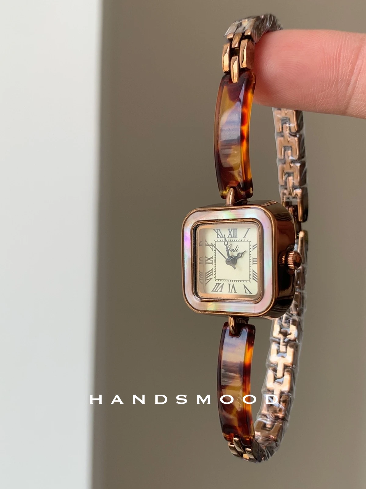 Orologio da donna di lusso di fascia alta modello ambrato braccialetto sottile design retrò moda orologio da donna piccolo orologio quadrato di fascia alta