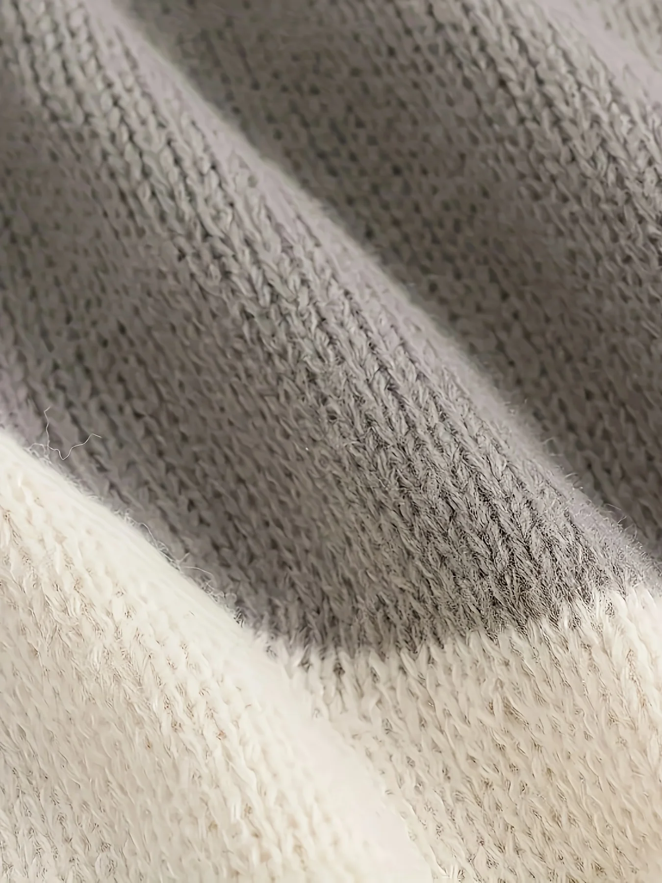 Maglieria con cappuccio grigia e bianca di colore misto, top da donna in colori contrastanti autunno e inverno elegante e alla moda