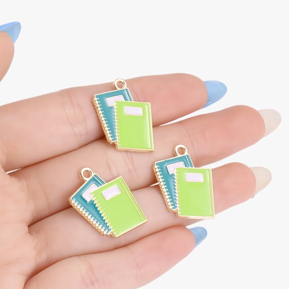 10 Stück Niedliche Emaille-Anhänger in Form von Büchern, Bleistiften, Linealen, Rucksäcken und Bussen für DIY-Schmuckherstellung, Schulbedarf, Ohrringe, Schlüsselanhänger und Schmuckgeschenke – Detail 4