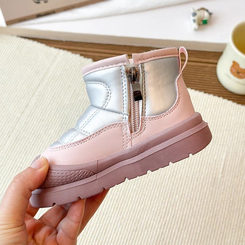 Winterstiefel für Kinder, dick gefüttert mit weichem Plüsch, seitlicher Reißverschluss, leicht an- und auszuziehen, dicke, rutschfeste Sohle, warme, kurze Winterstiefel für Jungen und Mädchen. – Detail 11
