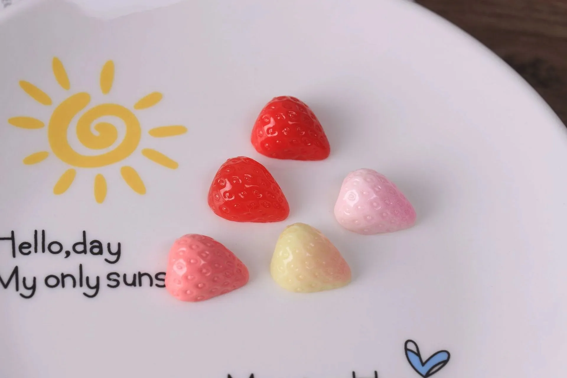 10 Stück Simulierte Miniatur-Erdbeeren aus Harz, Handgefertigte 3D-Erdbeer-Dekofiguren – Detail 5