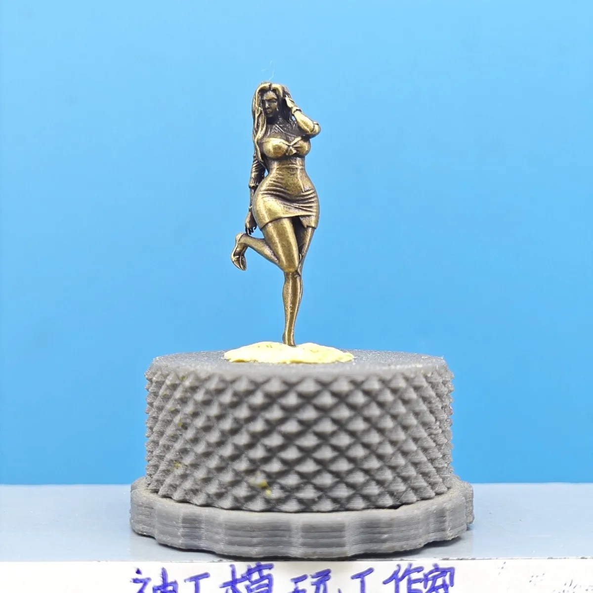 Vintage Brass Fashion Lady Mini Figurine Urban Woman Diorama Model DIY Paintable Desktop Decor Micro Landscape Collectible Craft
