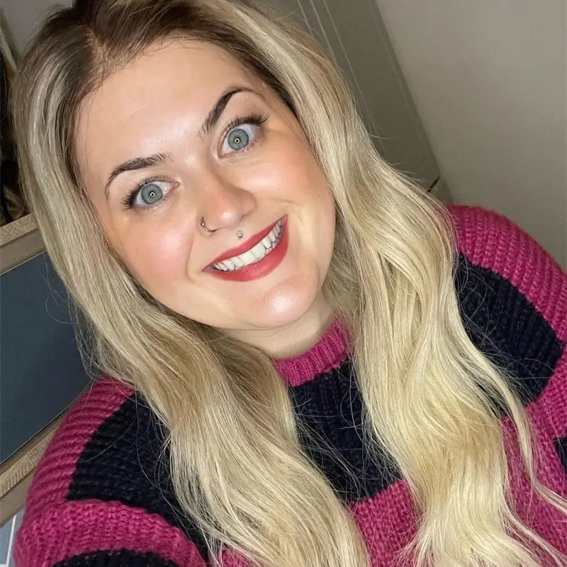 

Высокое качество Ombre Platinum Blonde Свободные волнистые парики Синтетический HD Парик фронта шнурка Термостойкое волокно Парики из волос Темные корни 20 дюймов