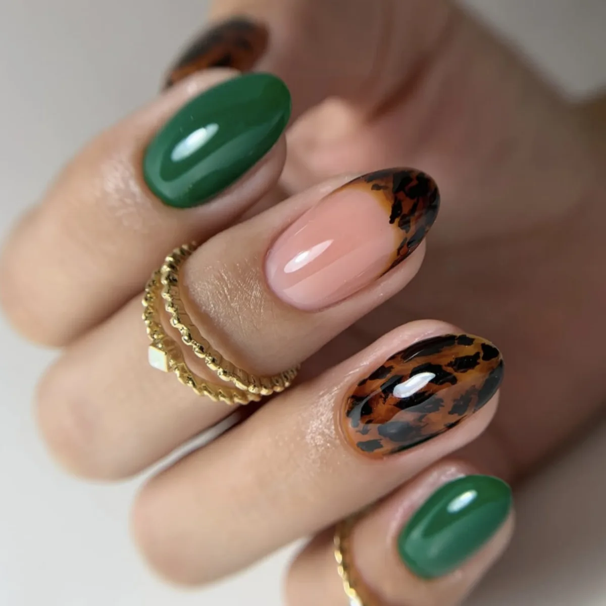 

24Pcs Short Round Head Press on Fake Nails with Brown Leopard Print French False Nails Reusable Artificial Full Cover Nails Tips
