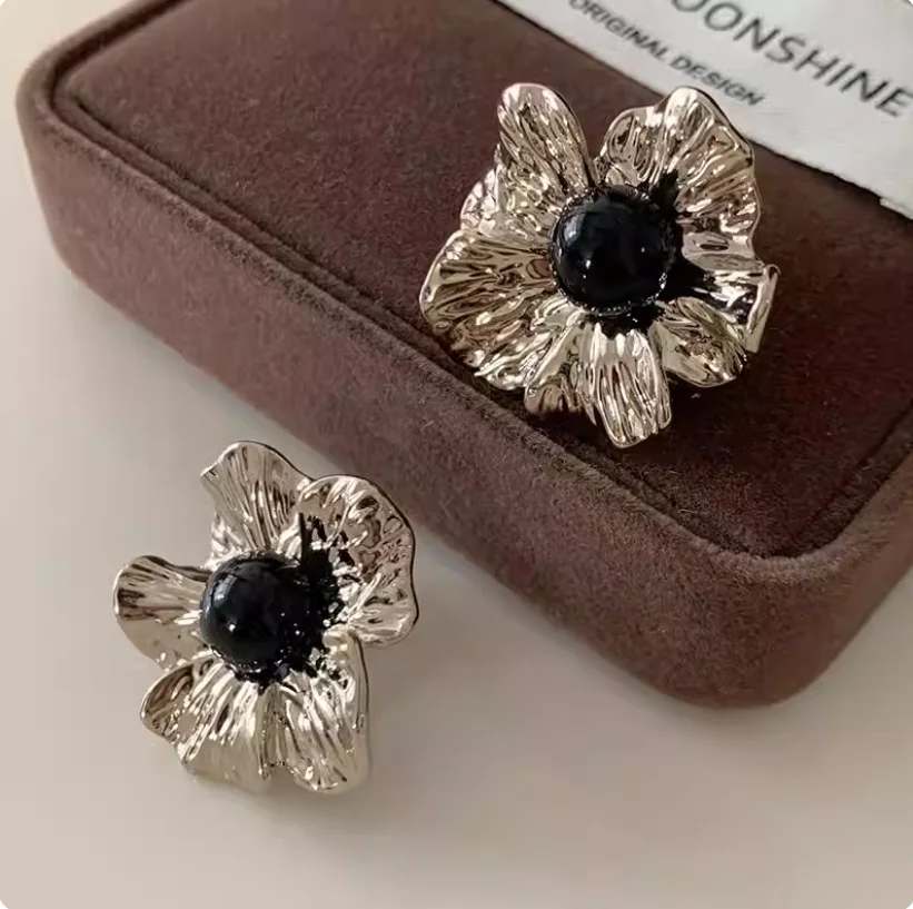 Textured metal flower stud earrings, luxurious black agate earrings, 2026 new popular style, high-end retro earrings